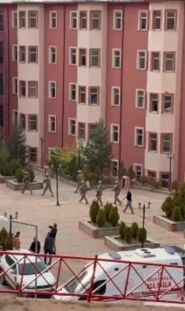 Gümüşhane Üniversitesi'nde bir kişi silahla okulu basıp bir kişiyi rehin aldı.