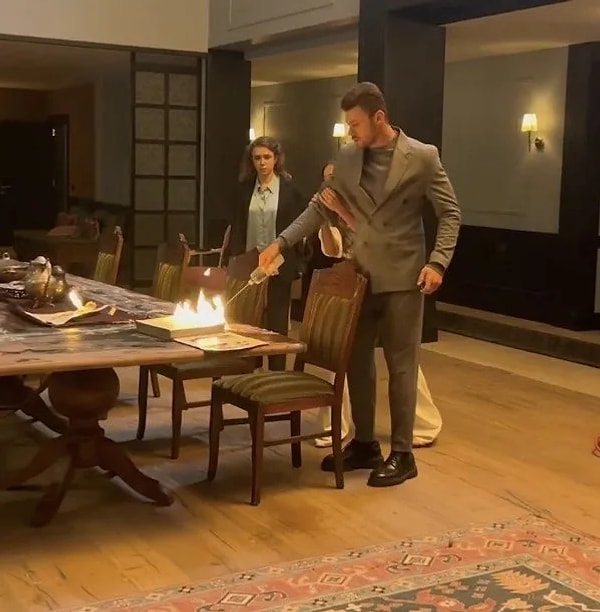 Kıvanç Tatlıtuğ'un Aile dizisinde dublörlüğünü yapan Mehmet Tan, geçtiğimiz aylarda dizide rol aldığı bir sahneyi paylaşmıştı.