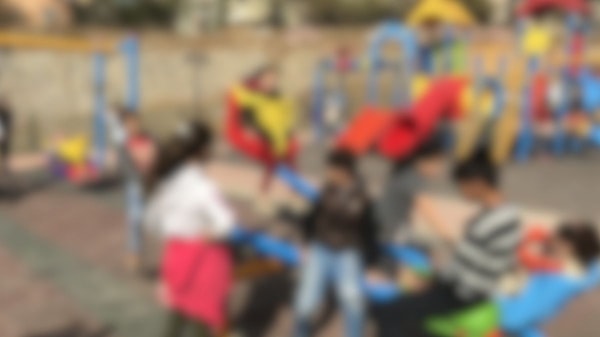 Muğla’nın Bodrum ilçesindeki 70 yaşındaki bir adam, evinin çocuk parkına bakan camında çıplak görüldü.