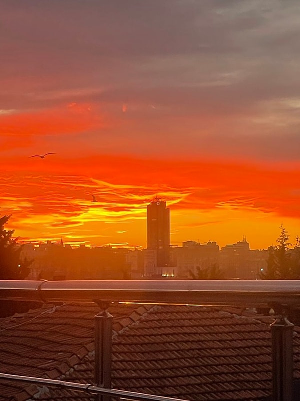 Sabah saatlerinde dışarı çıkan İstanbullular gökyüzündeki turunculuğu fark etti.