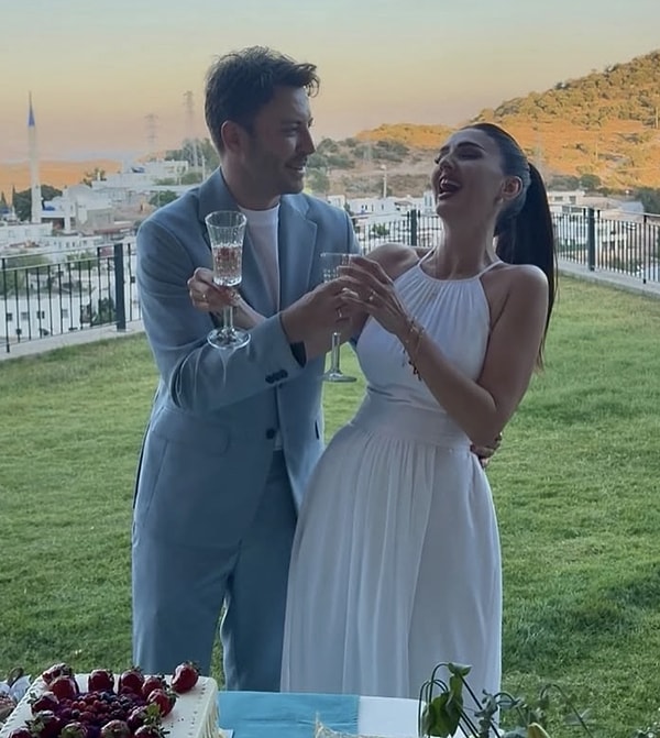 Özel hayatında ise her zaman daha sakin bir çizgi çizen Tolga Güleç’in, sunucu Öykü Cengiz ile olan ilişkisi uzun süre gözlerden uzak şekilde devam etmişti.