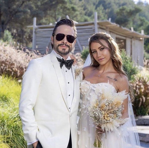 Ahmet Kural ile avukat eşi Çağla Gizem Şahin, 4 yıllık ilişkilerini 18 Temmuz 2023’te Bodrum’da evlilikle taçlandırmıştı.