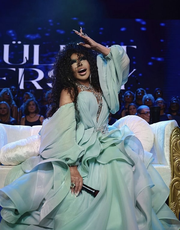 Türkiye'nin "Diva"sı, türk sanat müziğinin en popüler isimlerinden biri olan Bülent Ersoy, sık sık magazin gündemine oturanlardan.