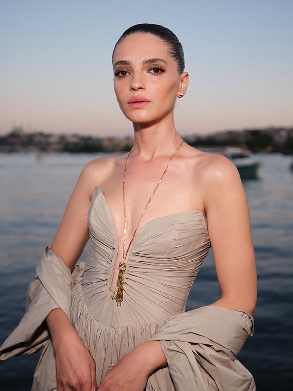 Şifanur Gül, son dönemde hem dijital projelerdeki çıkışıyla hem de özel hayatıyla en çok konuşulan genç oyunculardan biri.