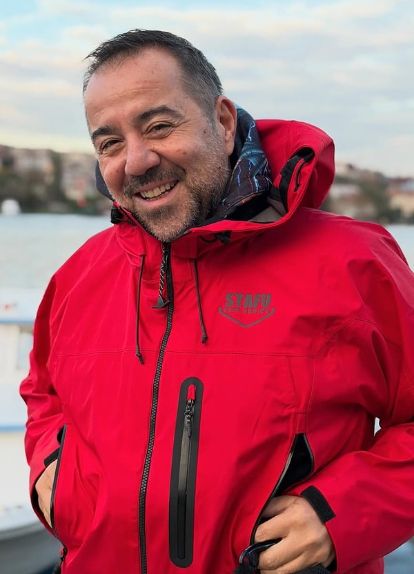 Bozcaada’yla tanışınca gerçek bir “ada insanı” olduğunu fark ettiğini, kalabalıktan uzak, sınırları belli bir yerde yaşamanın karakterine daha uygun olduğunu vurgulayan Ata Demirer samimi ifadeleriyle gündeme geldi.