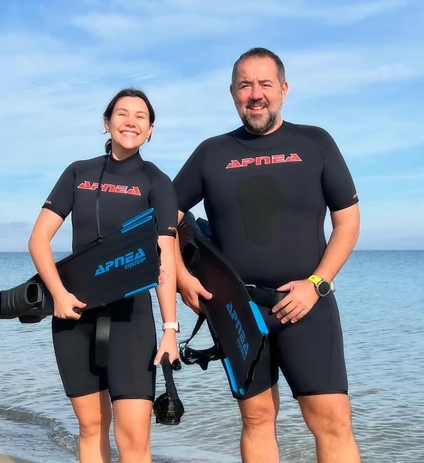 Kariyerinde kazandığı ilk ciddi parayı da yine bu tutkuyla birleştirip Bozcaada’dan ev almak için harcadığını belirten Demirer, adadaki evini “büyük aşkım” diyerek anlattı.