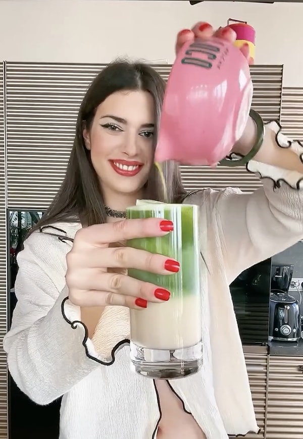 Defne Samyeli'nin küçük kızı Derin Talu, yaklaşık bir sene önce TikTok videolarıyla hayatımıza bir girdi, pir girdi biliyorsunuz.