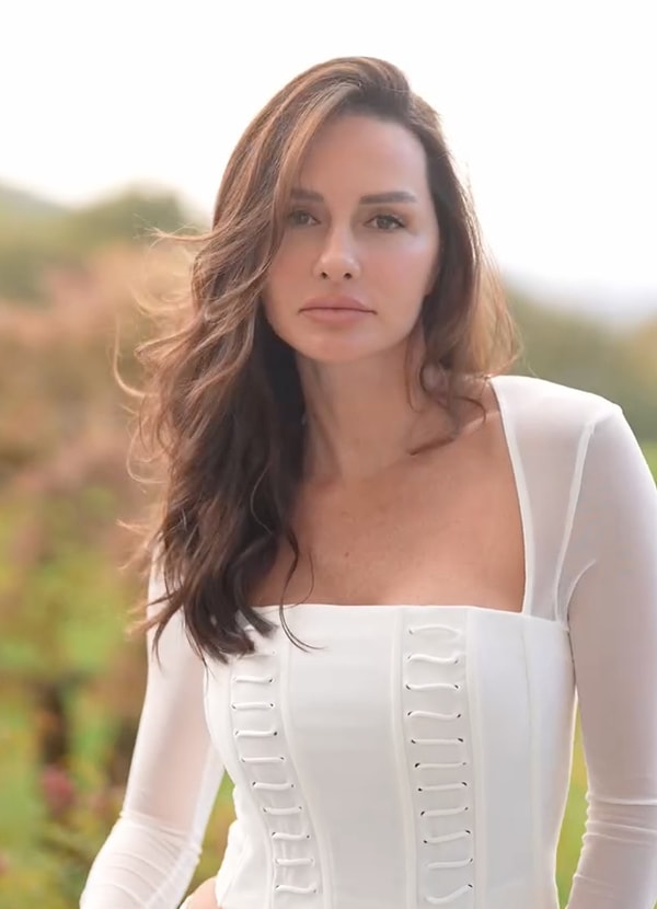 Eski oyuncu Yasemin Ergene ile iş insanı İzzet Özilhan yıllarca magazinin en gözde çiftlerinden biri olarak anılmasının ardından boşanma kararı almıştı.