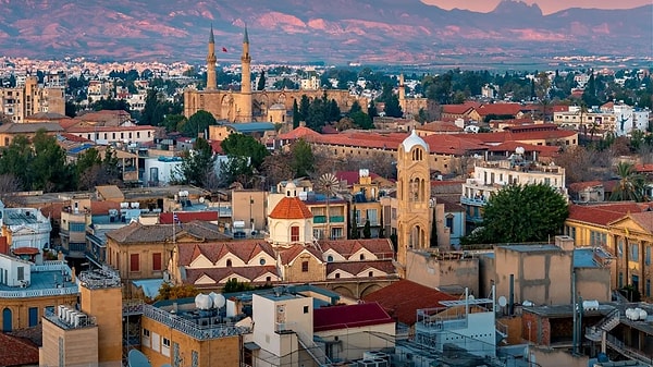 Lefkoşa, hem kültür hem de deniz havası almak isteyenler için en pratik rota.