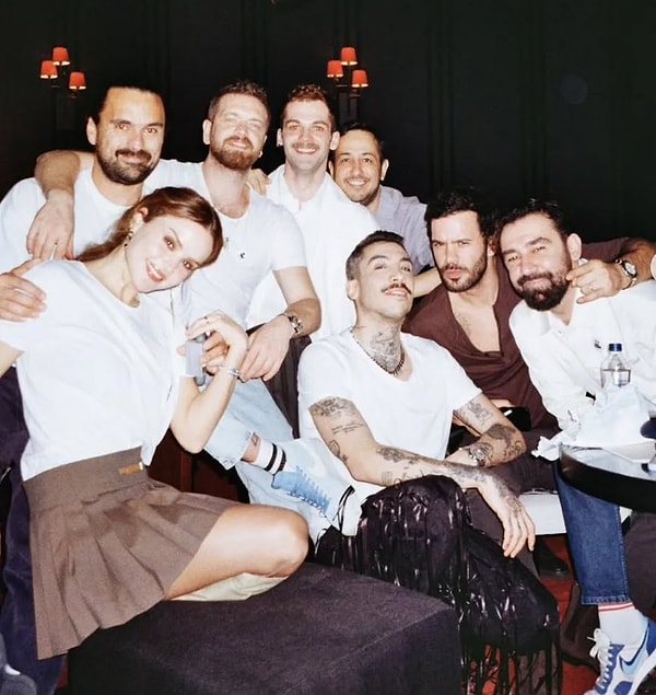 Son yıllarda Sarp Apak’ı yakın arkadaşları olan Can Bonomo, Gupse Özay, Barış Arduç, Engin Öztürk ve Melikşah Altuntaş’la birlikte gördüğümüz eğlenceli videolar ve vloglarla görüyoruz.