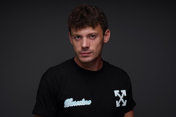 Dublör Mehmet Tan, geçtiğimiz aylarda Aile dizisinde Kıvanç Tatlıtuğ'un dublörü olduğu sahneyi paylaşmış ve bu videoyla gündem olmuştu.