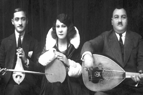 Rembetiko, o dönemde hâlâ güçlü biçimde “alt sınıfların” müziği olarak görülmektedir.