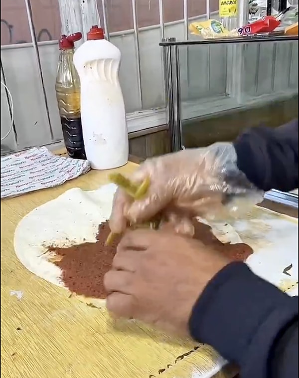 Esnaf çiğ köftesinin ne kadar acı olduğunu göstermek için sos döktü.