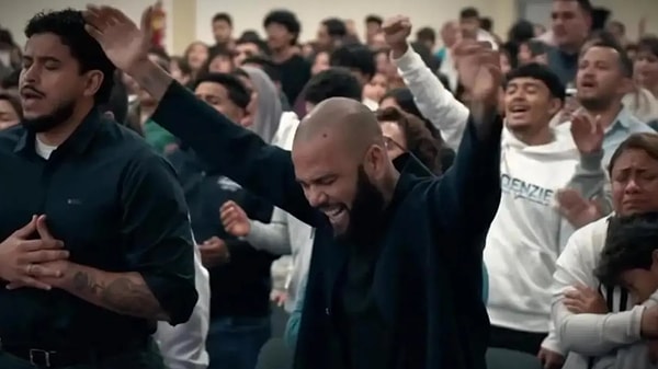 14 ay ‘haksız’ yere cezaevinde yattıktan sonra kendine yeni bir hayat kuran Dani Alves kilisede vaaz veriyor.