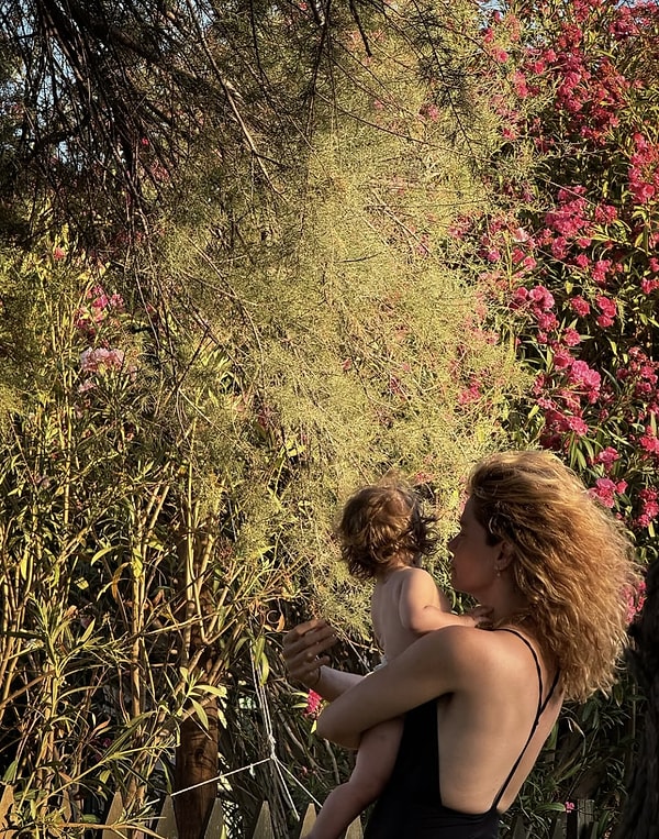 Ünlü oyuncu burada zaman zaman zeytin topluyor, doğayla daha çok haşır neşir oluyor ve bu kendisine çok iyi geliyor.