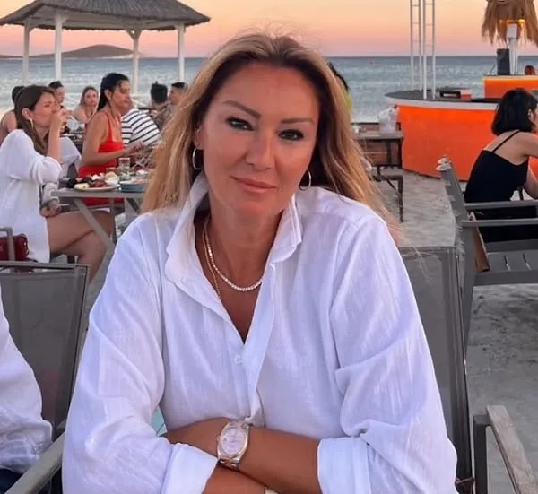 Ünlü oyuncu Pınar Altuğ, geçtiğimiz günlerde "MicroBrow kaş estetiği" yaptırdığını duyurmuştu.