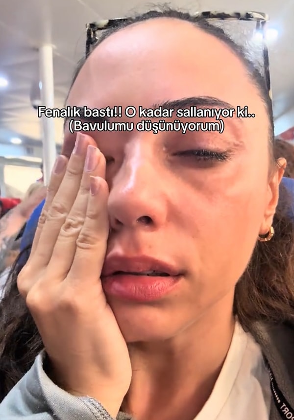 Bavulları denize dökülenleri öğrendikten sonra gezgin daha da stres olmuştu.