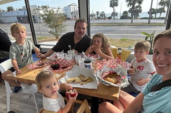 Fotoğrafta Karel’in eşi Sarah Scott ve çocuklarının neşeli halleri dikkat çekerken, takipçiler en çok çocukların babalarına olan benzerliğine vurgu yaptı.