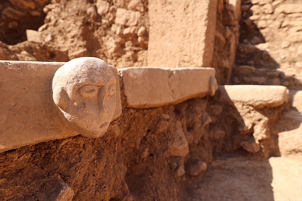 10 bin 500 yıl öncesine ait yüz hatları son derece belirgin iki insan yüzü kabartması bulundu.