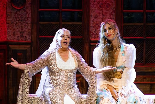 Yedi Kocalı Hürmüz müzikalinde patlak veren kriz büyümeye devam ediyor.