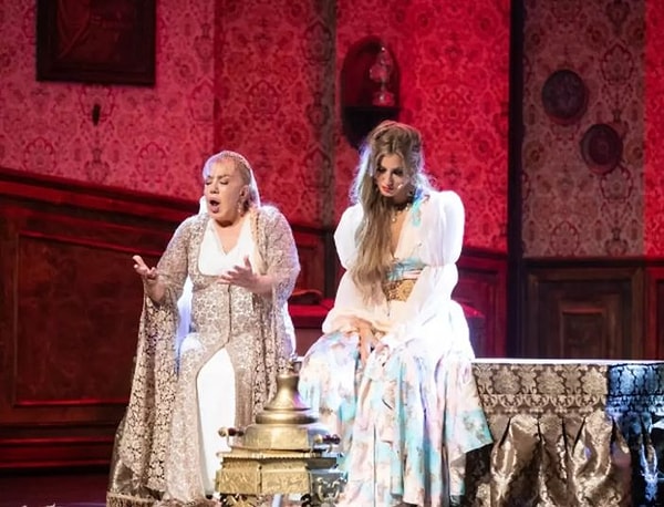 Bu sözlerden yalnızca birkaç saat sonra Mine Koşan’dan bir açıklama geldi ve polemik bir anda alevlendi.