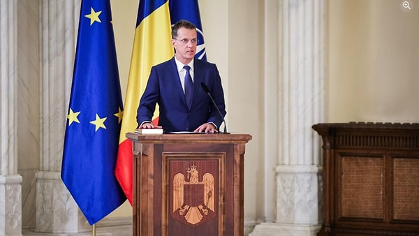 Mezun olduğunu söylediği bölüm o yıllarda kurulmamış.