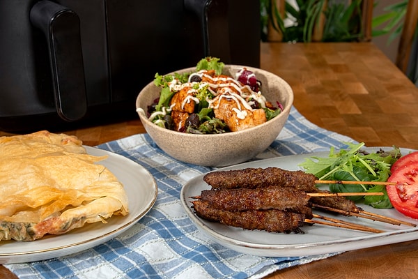 Ispanaklı Gözleme, Hindi Salatası ve Şiş Köfte Nasıl Yapılır?