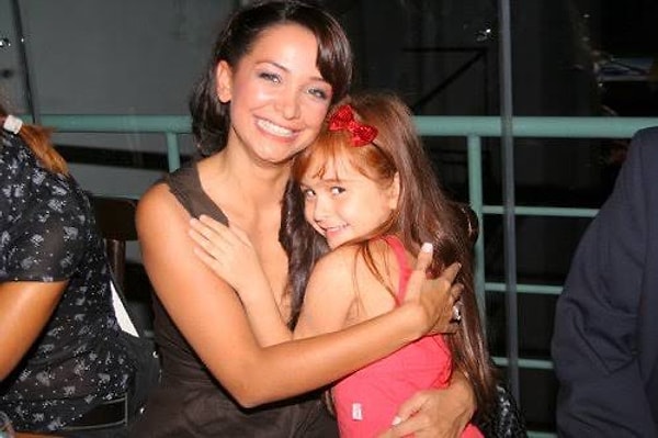 2007 yılında yayınlanan Bez Bebek dizisinde o dönem çocuk oyuncu olarak rol alan Asena Keskinci yıllar sonra Evrim Akın hakkında şoke eden iddialar ortaya attı.