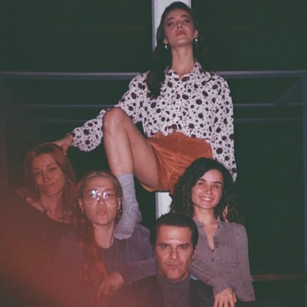 Genç oyuncu, rol arkadaşı Mehmet Günsür ve setteki ekip arkadaşlarıyla kamera arkasında verdiği pozla sosyal medyada gündem oldu.