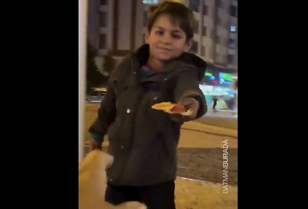 Pizzasını hiç düşünmeden ikram etti.