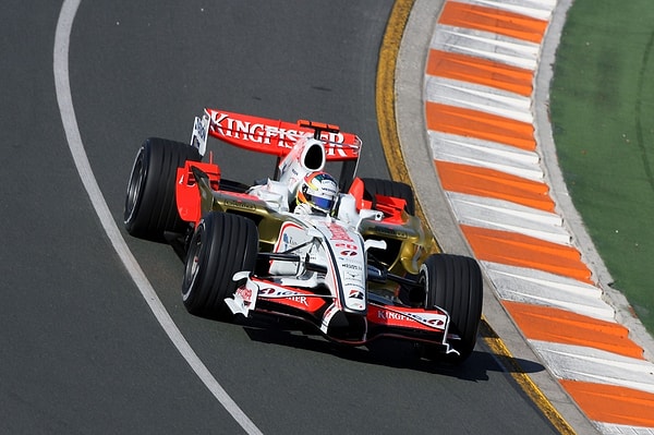 Dolandırıcılık ve zimmete para geçirme iddiaları var.