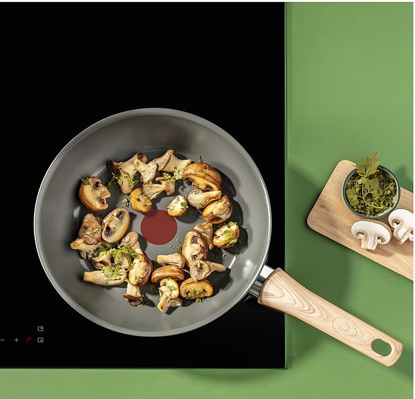 Tefal Ingenio 3 Parça Tava Seti, hem pratik kullanımı hem de çıkarılabilir kulp tasarımıyla mutfakta yer açmak isteyenler için oldukça ideal bir seçenek.