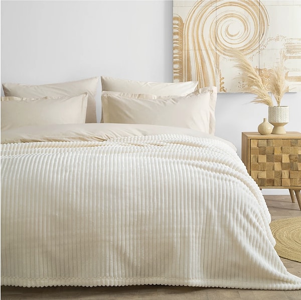 Yataş Holly Wellsoft Çift Kişilik Battaniye, her dolapta olması gereken konforlu parçalardan biri!