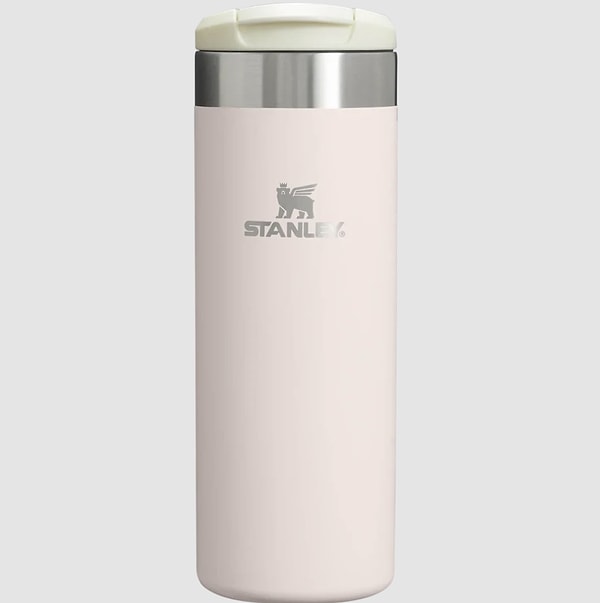 Stanley AeroLight™ Transit Mug, pembe rengiyle bu hafta herkesin ilgisini çekmeyi başaran hafif ve pratik bir termos olmuş.