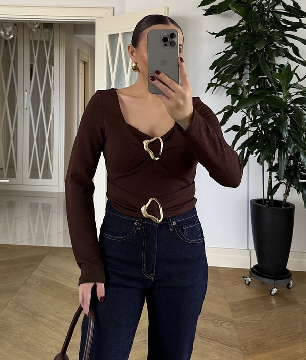 Tokalı Uzun Kollu Bluz, ister ofiste yoğun bir güne hazırlanırken ister arkadaşlarla kahve molasına çıkarken, her kombinin havasını anında yükselten o kurtarıcı parçalardan biri!