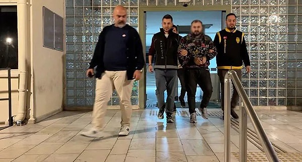 9. Aydın'da hapis cezasıyla aranan kişi, polislerin yaptığı hangi şakaya güldüğü için yakalanmıştır?