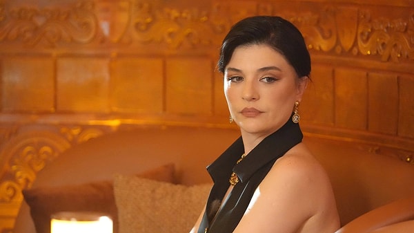 Gonca Vuslateri kendi isteğiyle diziden ayrıldı.