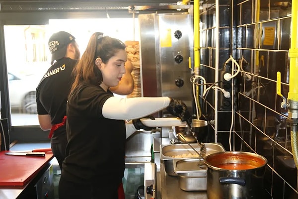 Eskişehir’de kendi işletmelerini açan Melih Kurt ve Zeynep Avcı çifti, üç yıllık Güney Kore deneyimlerini döner tezgâhına taşıyarak kısa sürede dikkat çekmeyi başardı.