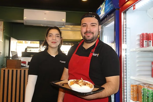 Çift, yurt dışında yaşamanın sunduğu fırsatlar kadar dil engeli ve çalışma koşullarının zorluklarını da deneyimlediklerini belirtiyor.