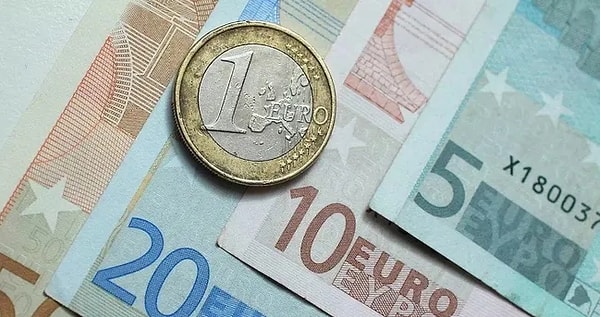 Bu zorunlu ödemenin toplam maliyetinin en az 600 milyon euroya ulaşması beklenirken, iş dünyası ve muhalefet temsilcileri ile Avrupa Komisyonu bu karara şiddetle karşı çıkıyor.