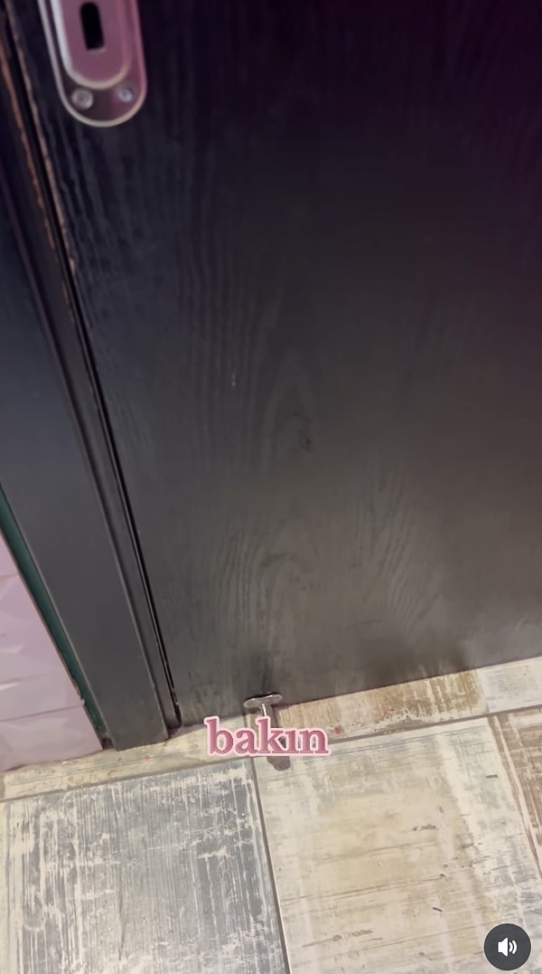 Sosyal medyada son günlerin en çok konuşulan videolarından biri, evlerde kapıların arkasına takılan plastik kapı koruyucu aparatının gerçek kullanım amacını açıkladığını iddia eden bir içerik üreticisinden geldi.