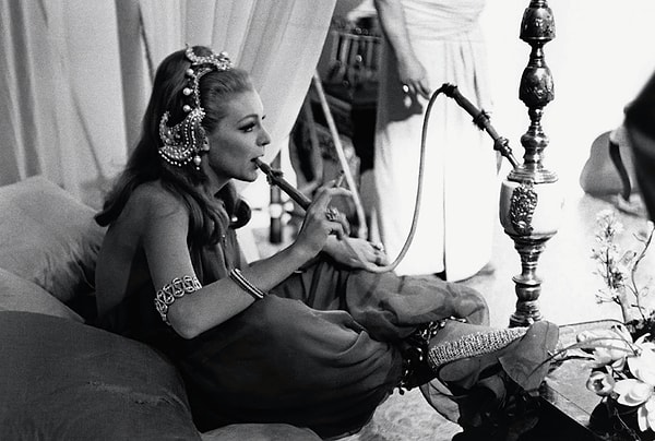 Önsözde, geleceğin günümüze uzanan yolculuğu ele alınıyor