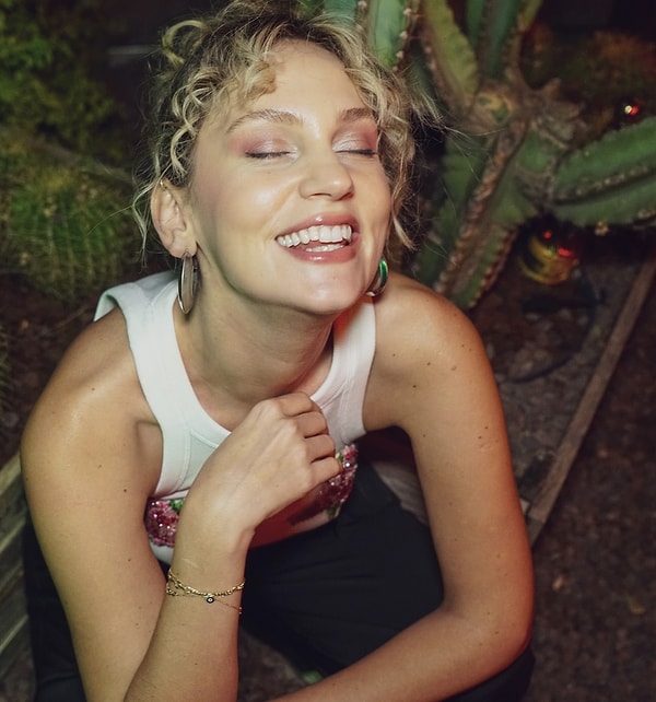 Bugüne dek birçok popüler projede yer alan, hem oyunculuğu hem de dobra karakteriyle meşhur Farah Zeynep'i tanımayan yoktur.