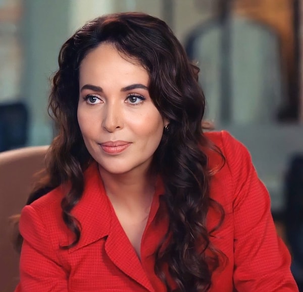 Ünlü oyuncu Esra Ronabar'ın yeni projesi daha Sahipsizler'e veda etmeden belli oldu.