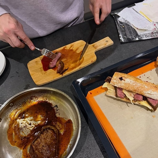 Geçtiğimiz saatlerde yeni bir "dump" paylaşan Selin Yağcıoğlu, dump'ında yine Kerem Bürsin'e yer verdi.