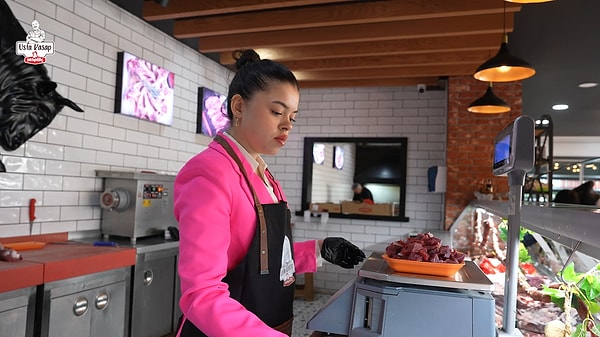 Aleyna hem üniversite okuyor hem de kurduğu çiftlikte hayvancılık yapıyor.