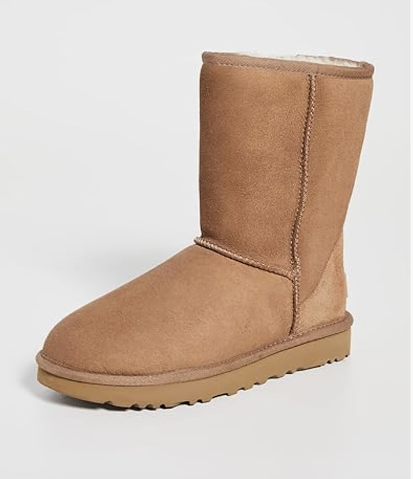 Bugün Amazon’da indirime giren UGG Kadın W Classic Short II bot, kış stiline hem sıcaklık hem de konfor katmak isteyenler için harika bir fırsat!