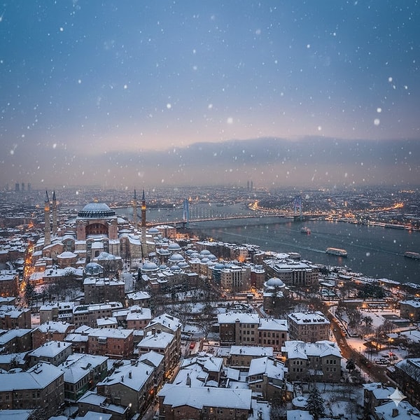 İstanbul Büyükşehir Belediyesi (İBB), yaklaşan kış koşulları öncesinde Eyüpsultan’da bulunan Afet Koordinasyon Merkezi’nde (AKOM) "Kışa Hazırlık Çalışmaları ve Değerlendirme Toplantısı" düzenledi.