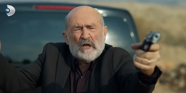 Uzak Şehir'in kötü adamı Ecmel'in sarı dişleri sosyal medyanın gündeminden düşmüyor.