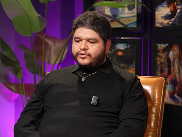 Uzak Şehir'de Kadir'i canlandıran Burak Şafak, dizinin Pakize'si Yaren Güldiken'le aşk yaşadığı iddialarına yanıt verdi.